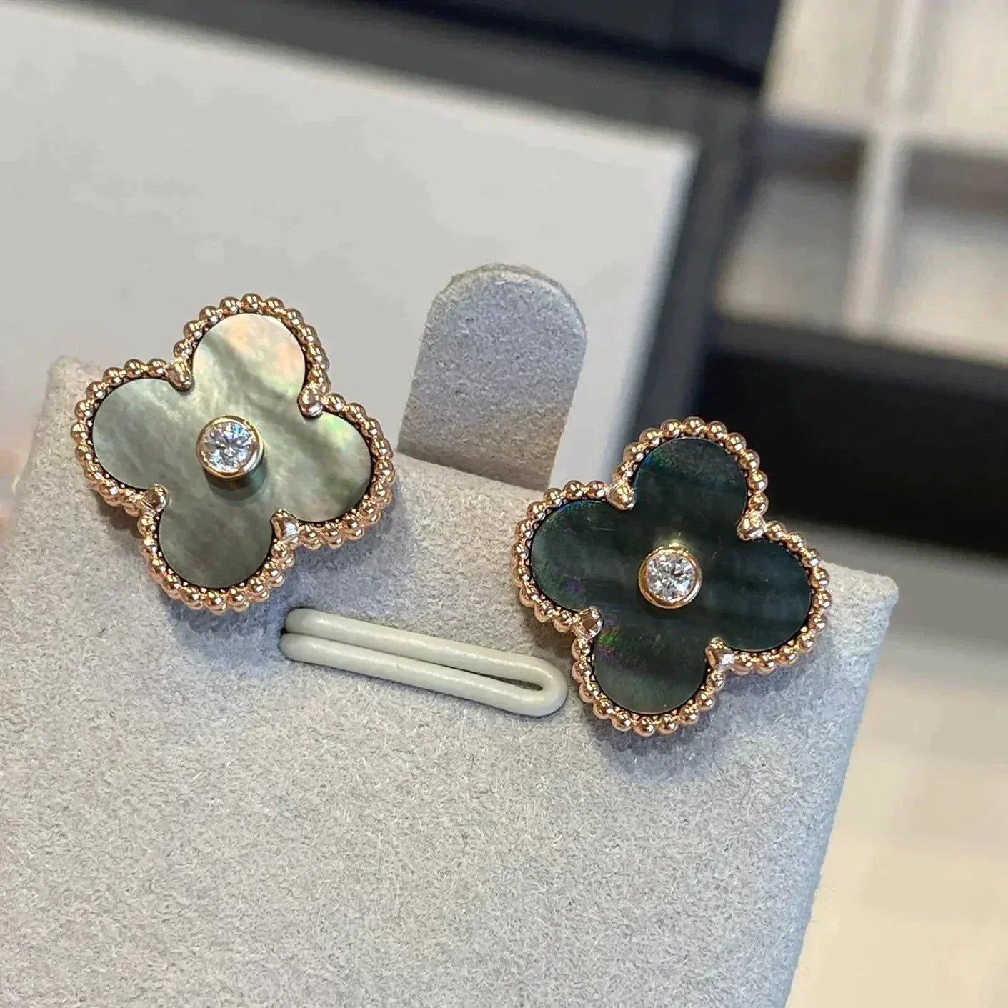 [Marins]CLOVER MEDIUM 1 MOTIFS GRAY MOP  DIAMOND EARRINGS