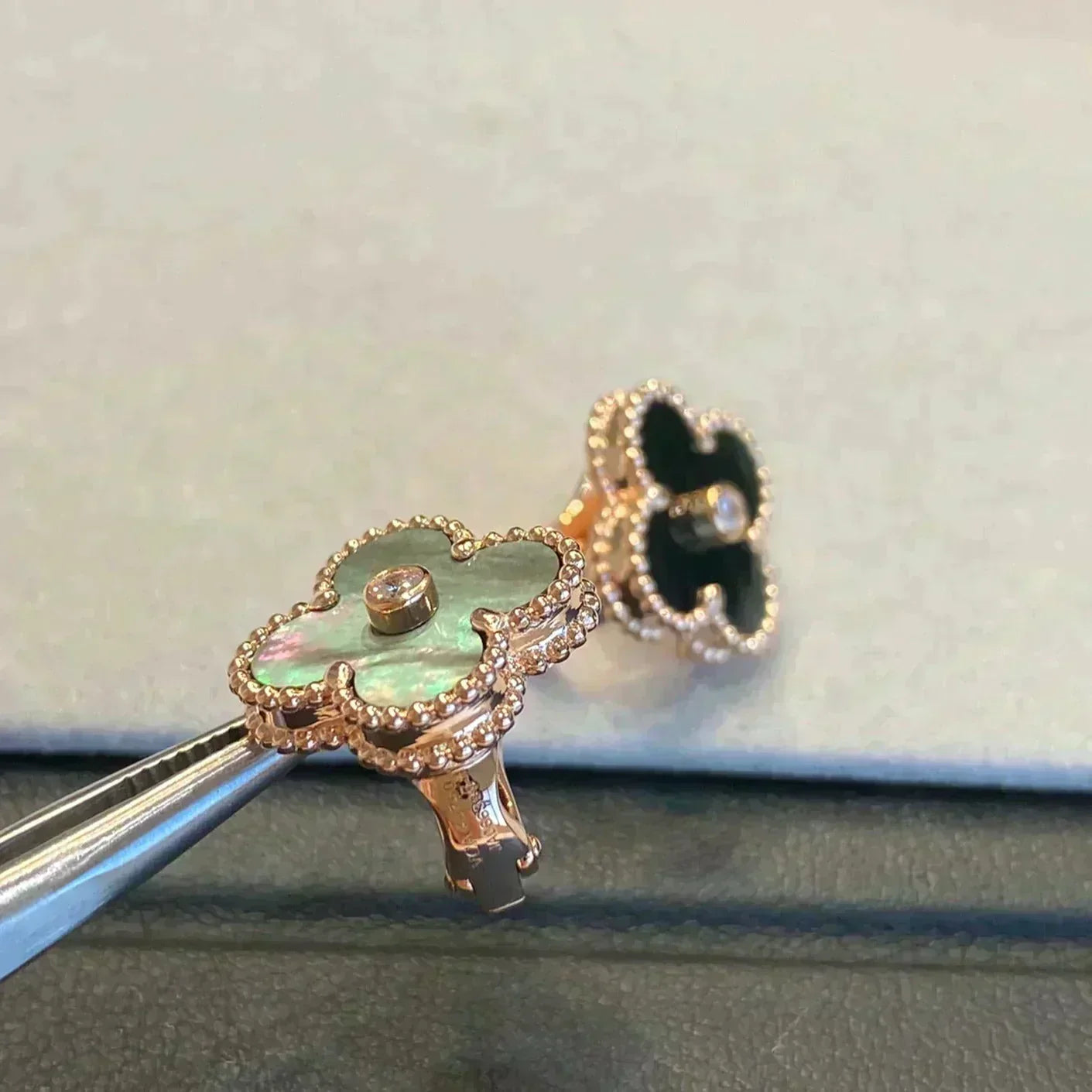 [Marins]CLOVER MEDIUM 1 MOTIFS GRAY MOP  DIAMOND EARRINGS