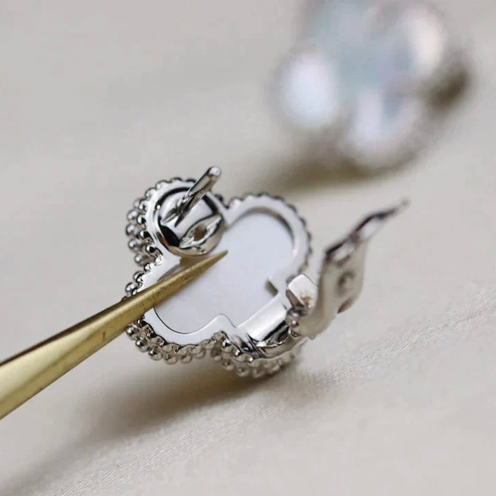 [Marins]CLOVER MEDIUM 1 MOTIFS  WHITE MOP EARRINGS SILVER