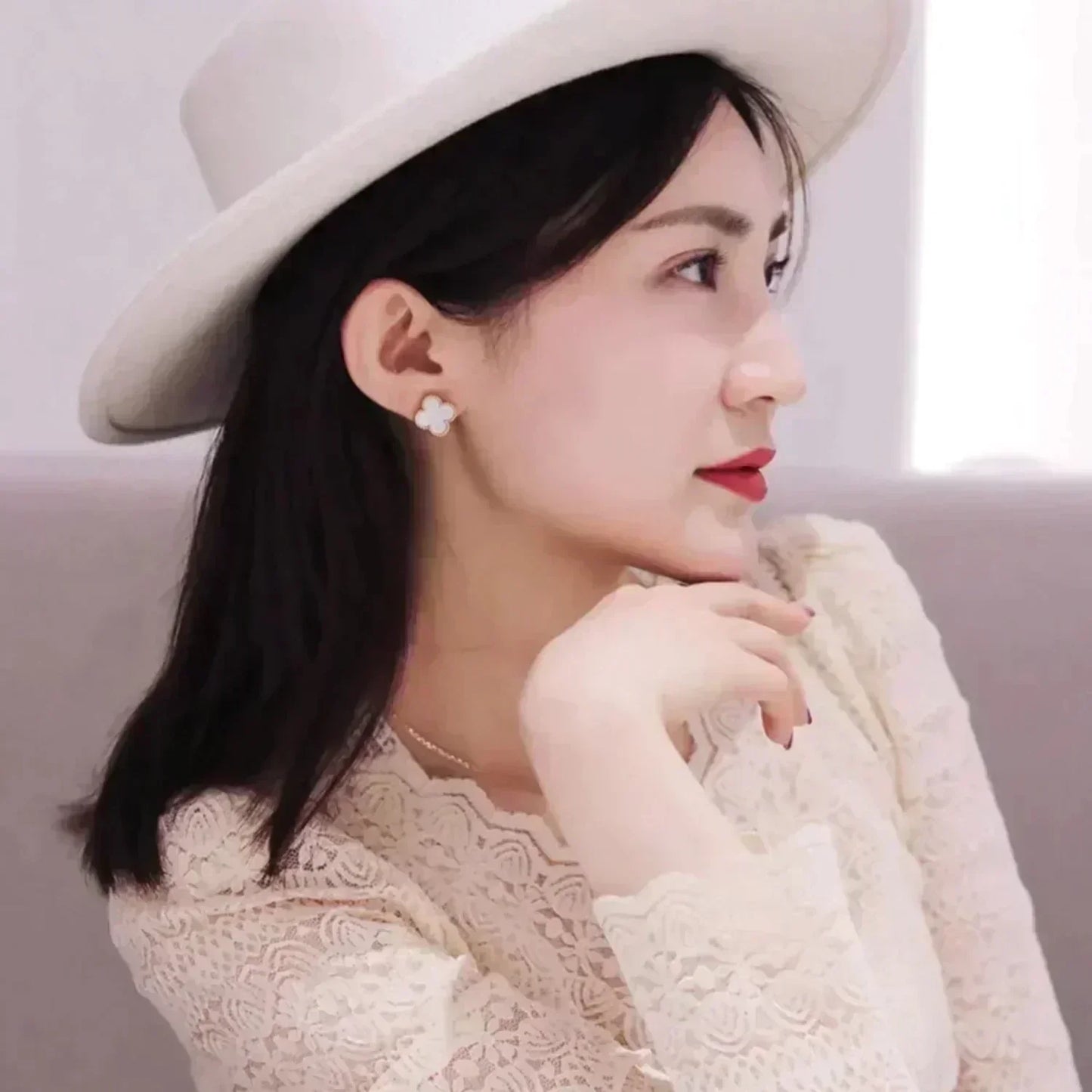 [Marins]CLOVER MEDIUM 1 MOTIFS  WHITE MOP STUD EARRINGS