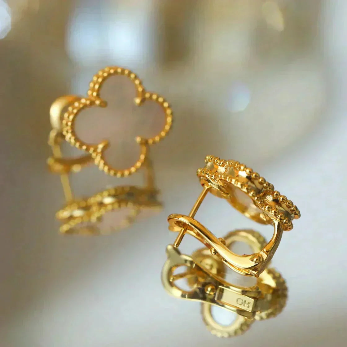 [Marins]CLOVER MEDIUM 1 MOTIFS  WHITE MOP STUD EARRINGS