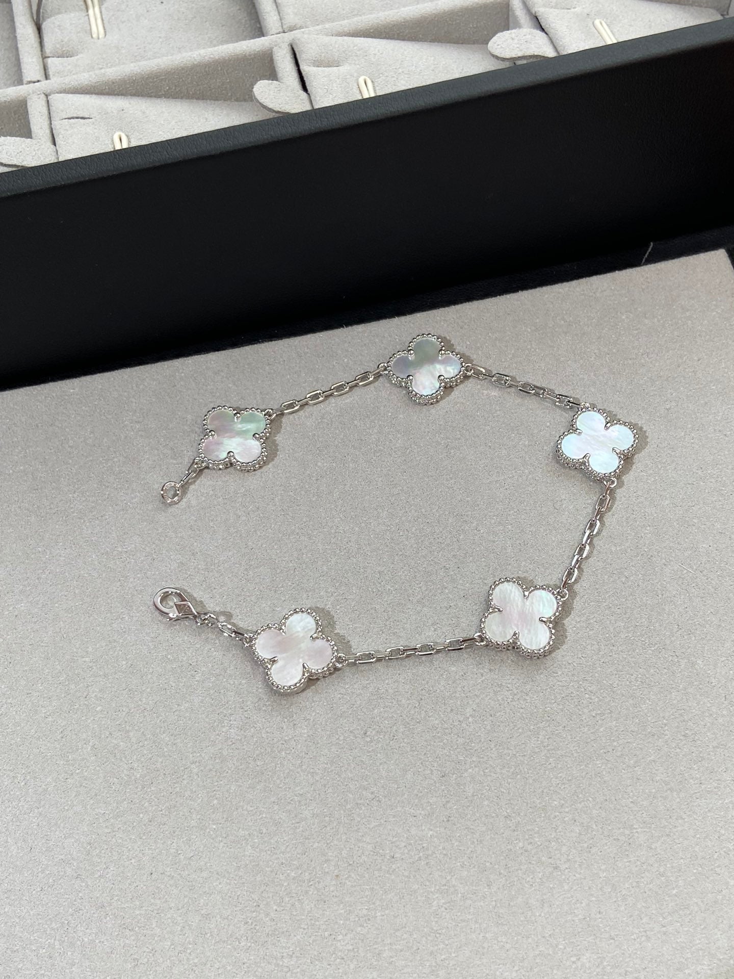 [Marins]CLOVER WHITE PEARL MOP 5 MOTIF BRACELET COLLECTION