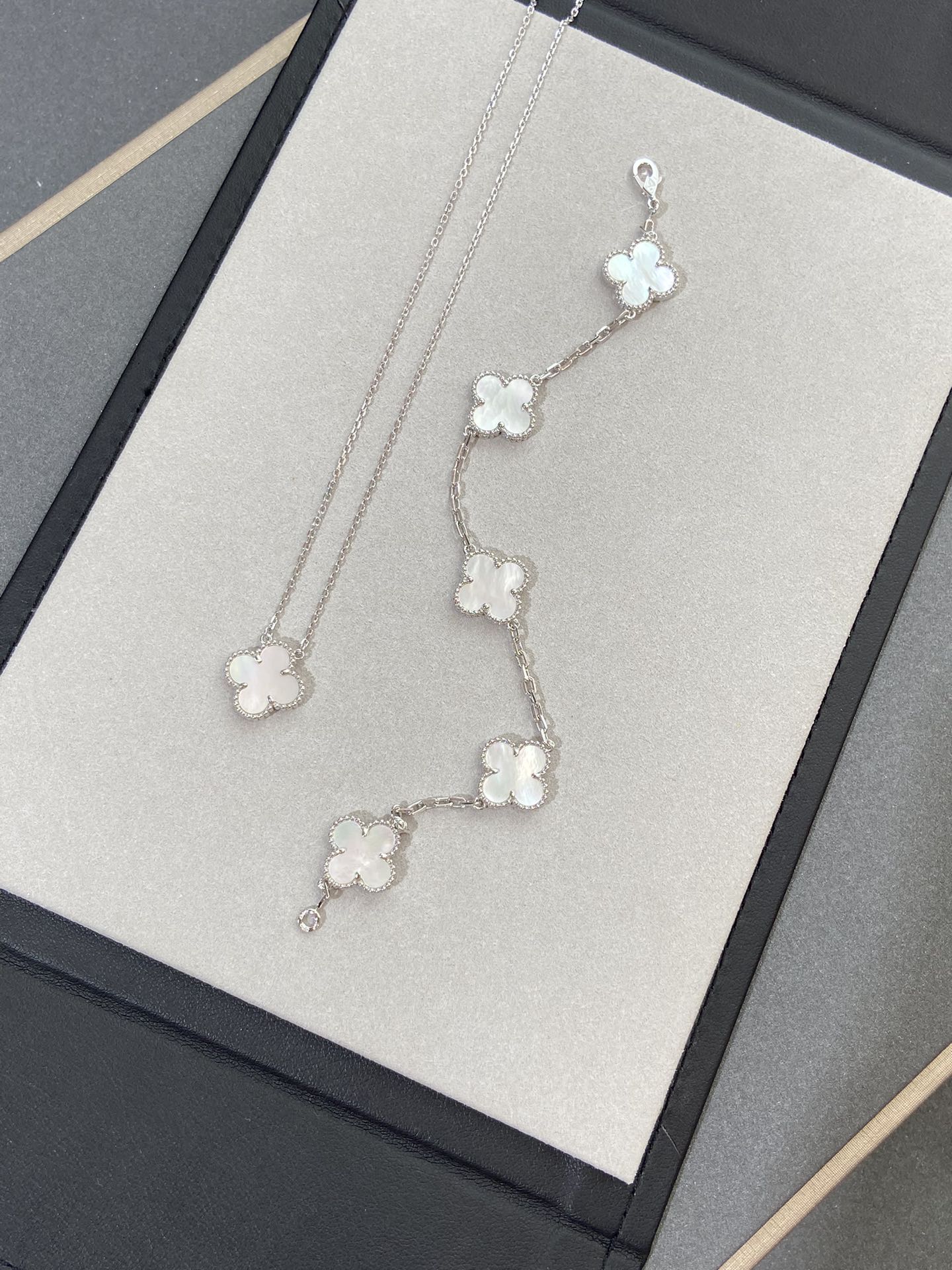 [Marins]CLOVER WHITE PEARL MOP 5 MOTIF BRACELET COLLECTION