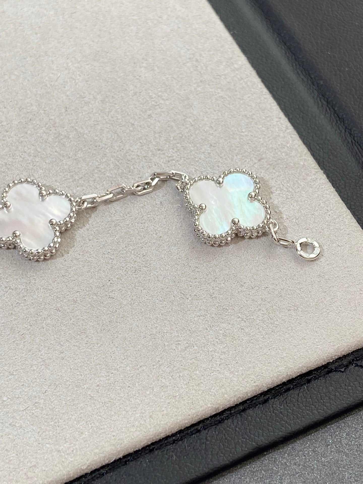 [Marins]CLOVER WHITE PEARL MOP 5 MOTIF BRACELET COLLECTION
