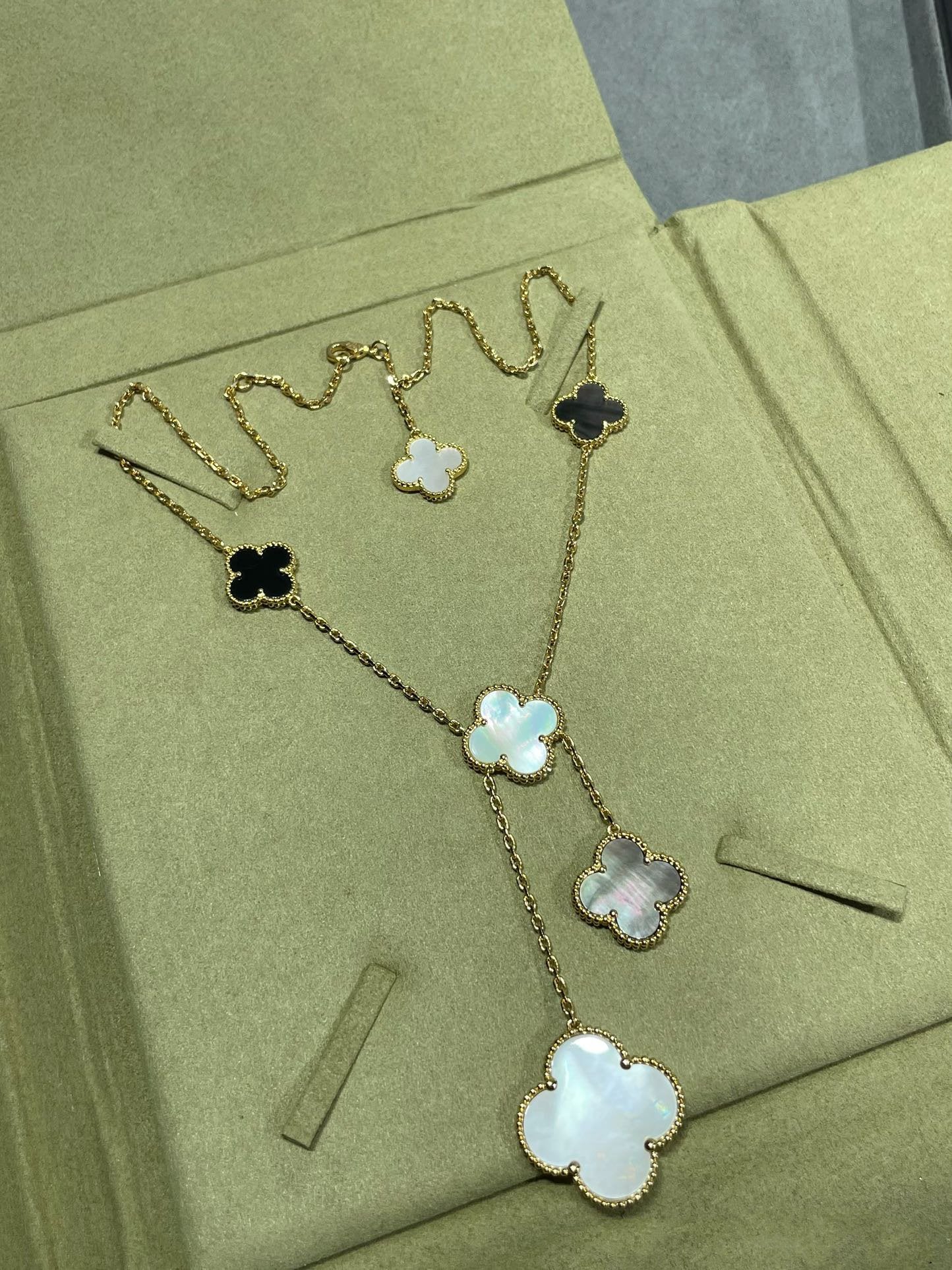 [Marins]CLOVER 6 MOTIF MOP ONYX GOLD NECKLACE