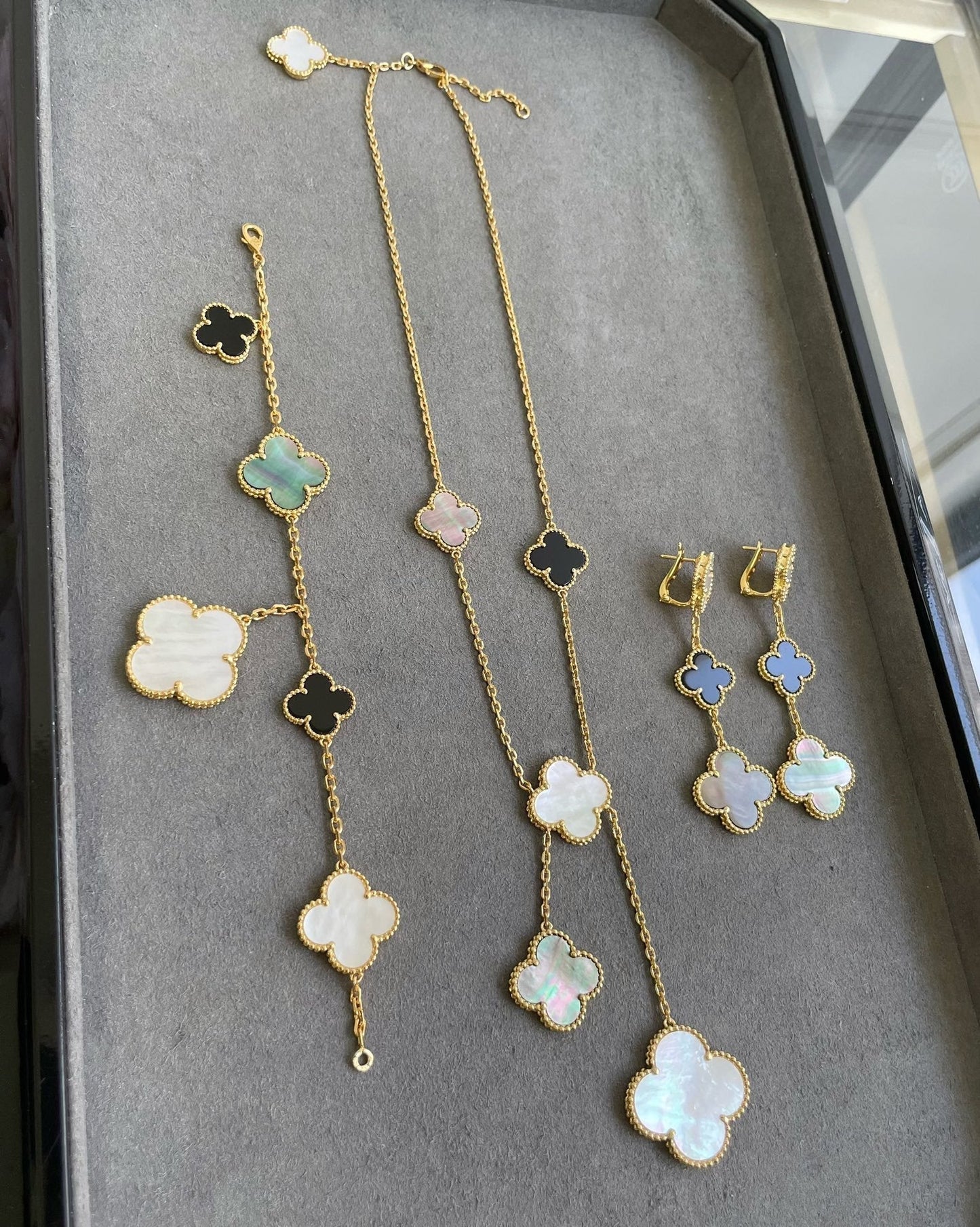 [Marins]CLOVER 3 MOTIF MOP ONYX DARK MOP PINK GOLD EARRINGS