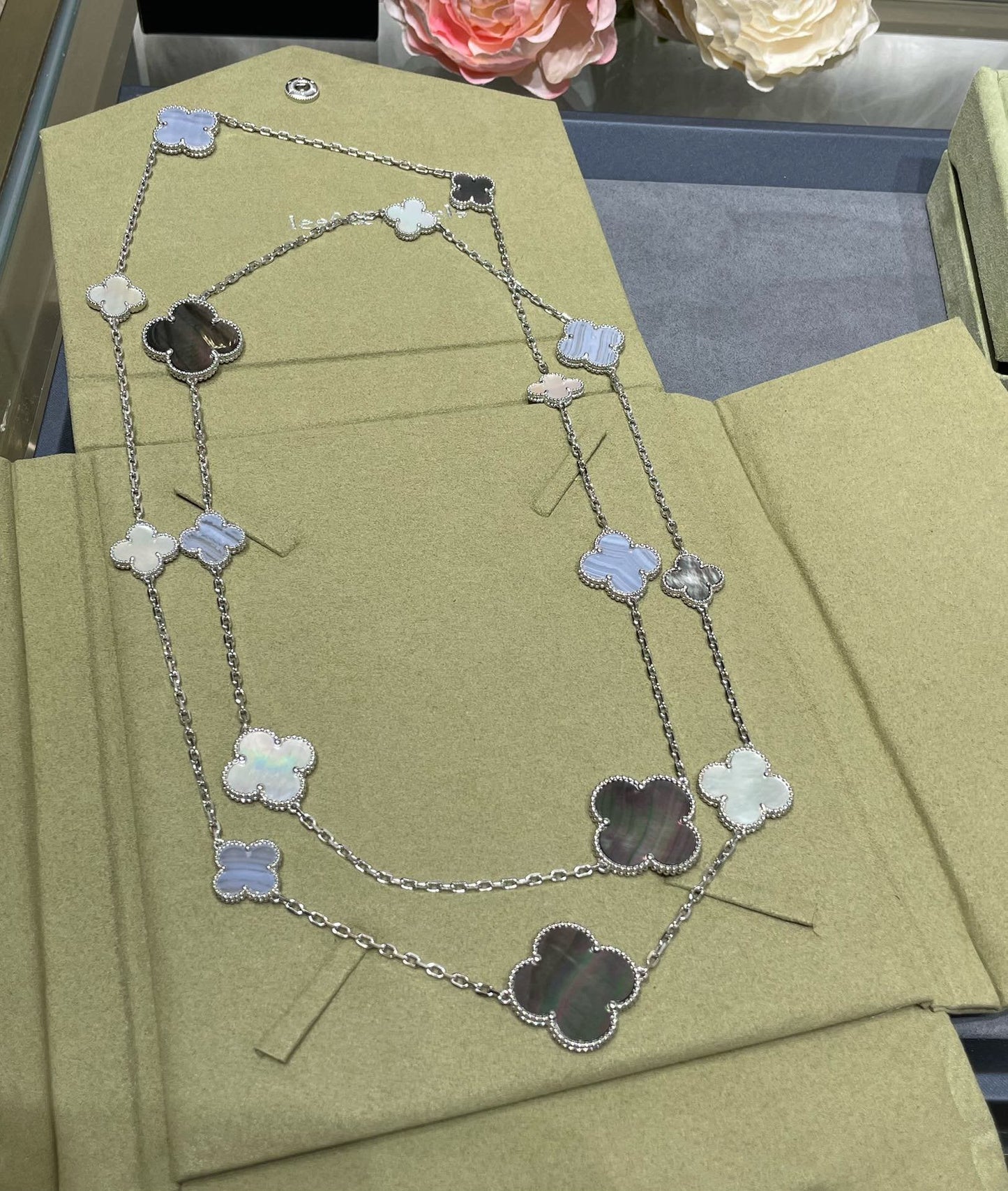 [Marins]CLOVER 16 MOTIF CHALCEDONY MOP SILVER NECKLACE