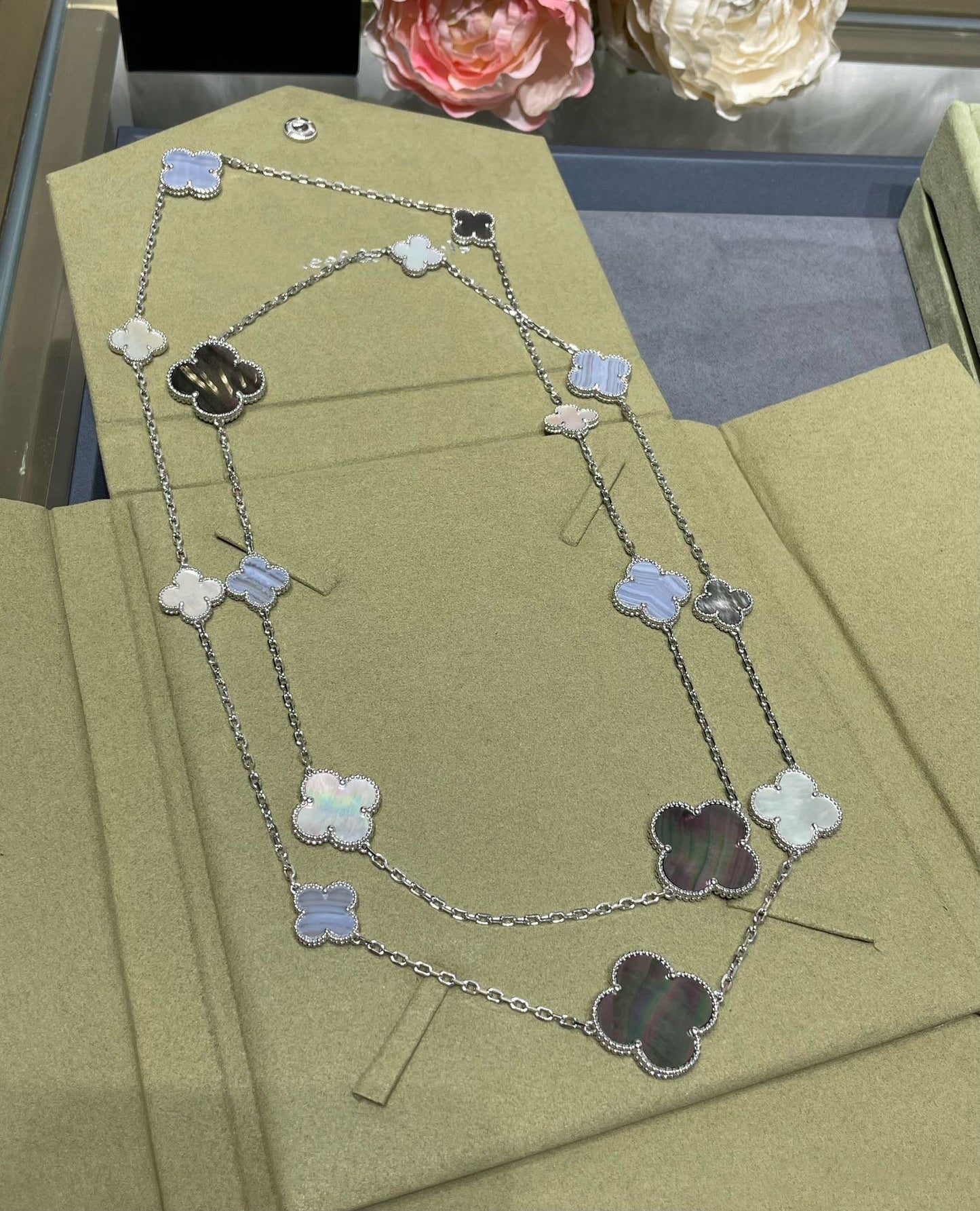 [Marins]CLOVER 16 MOTIF CHALCEDONY MOP SILVER NECKLACE