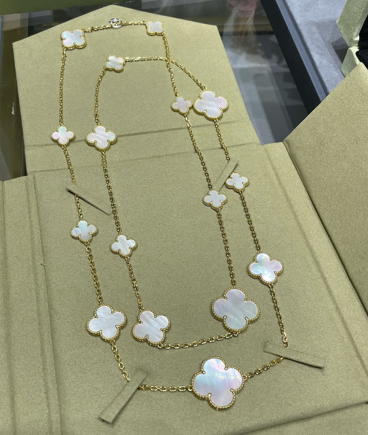 [Marins]CLOVER 16 MOTIF WHITE MOP GOLD NECKLACE