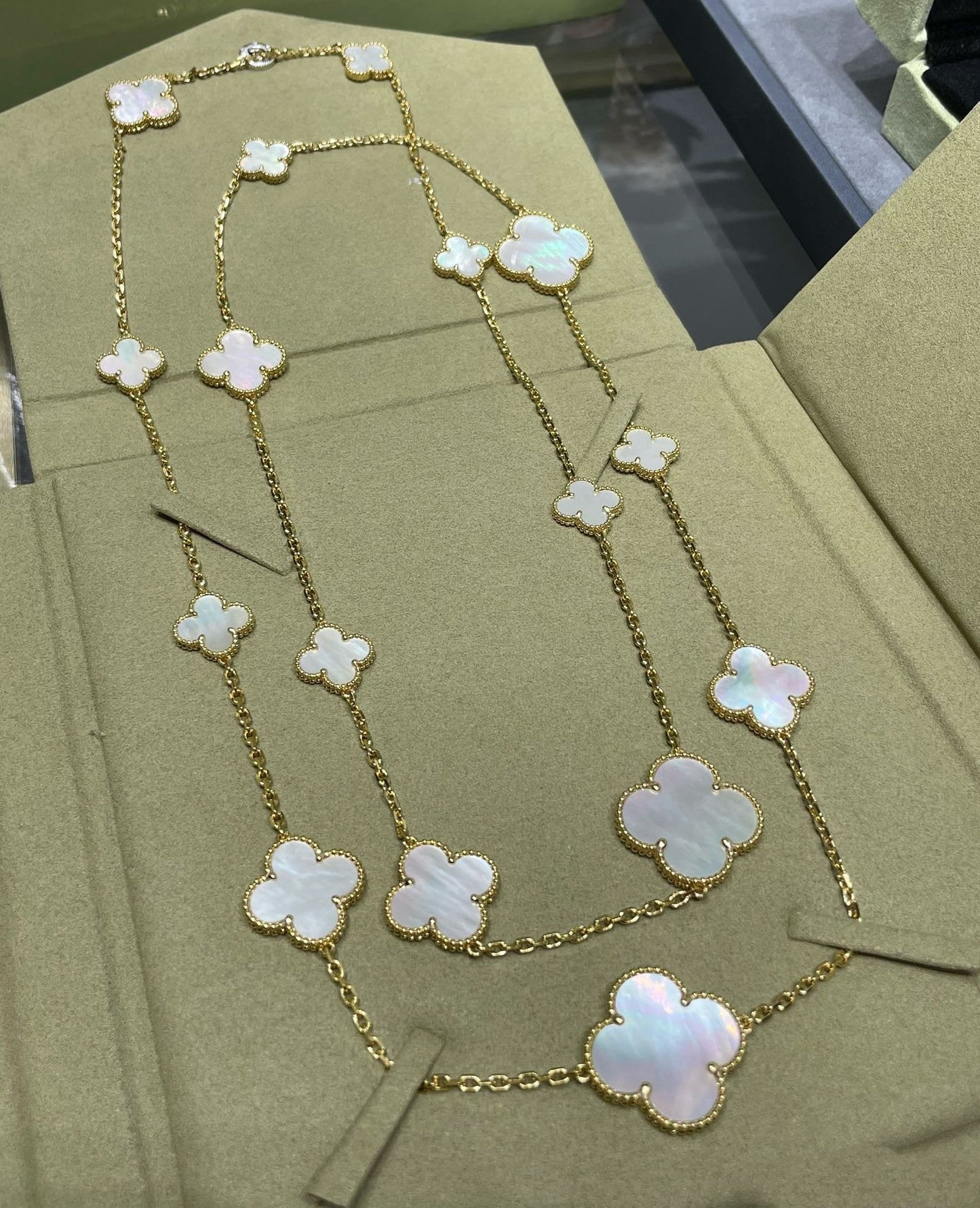 [Marins]CLOVER 16 MOTIF WHITE MOP GOLD NECKLACE