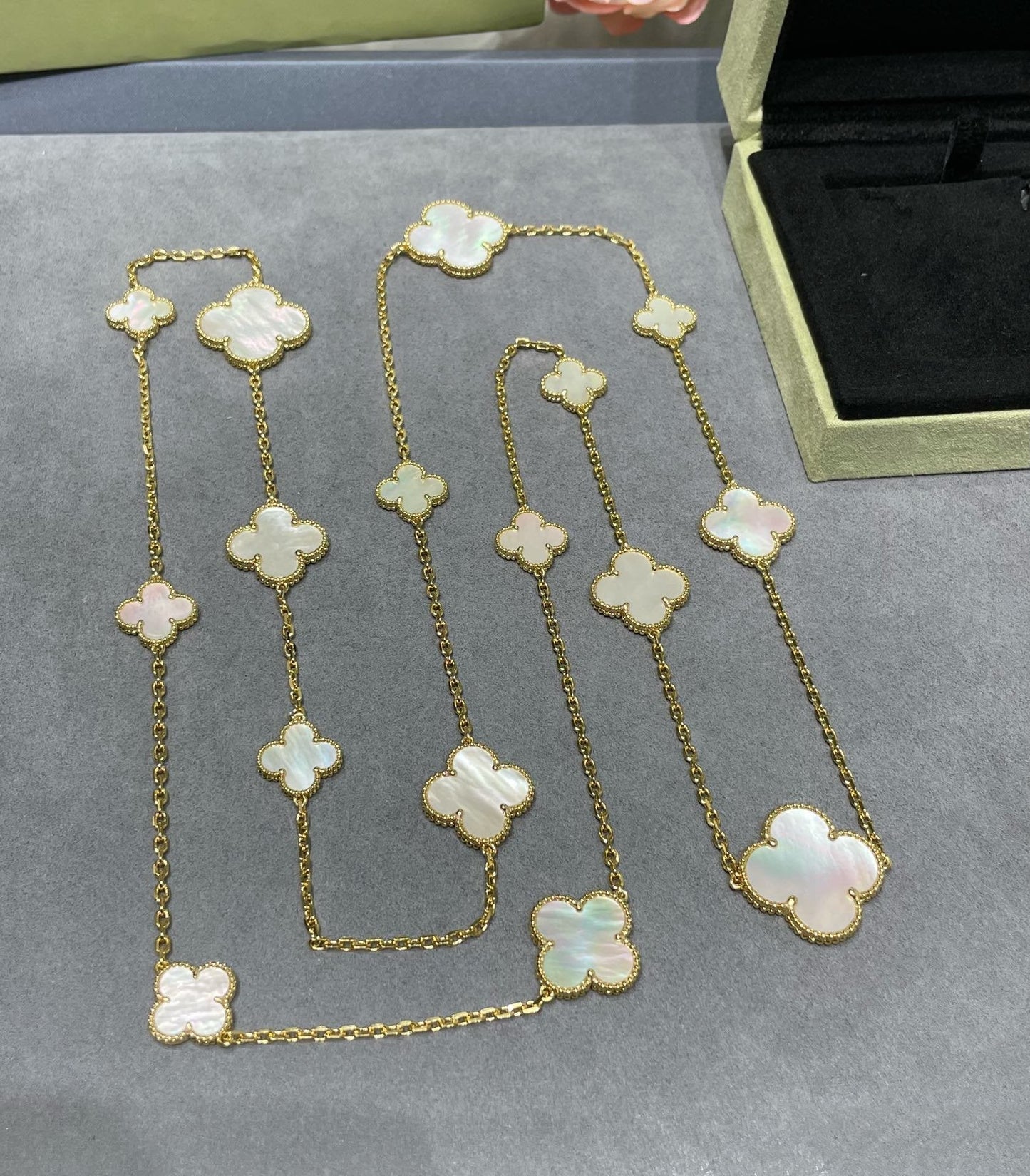 [Marins]CLOVER 16 MOTIF WHITE MOP GOLD NECKLACE