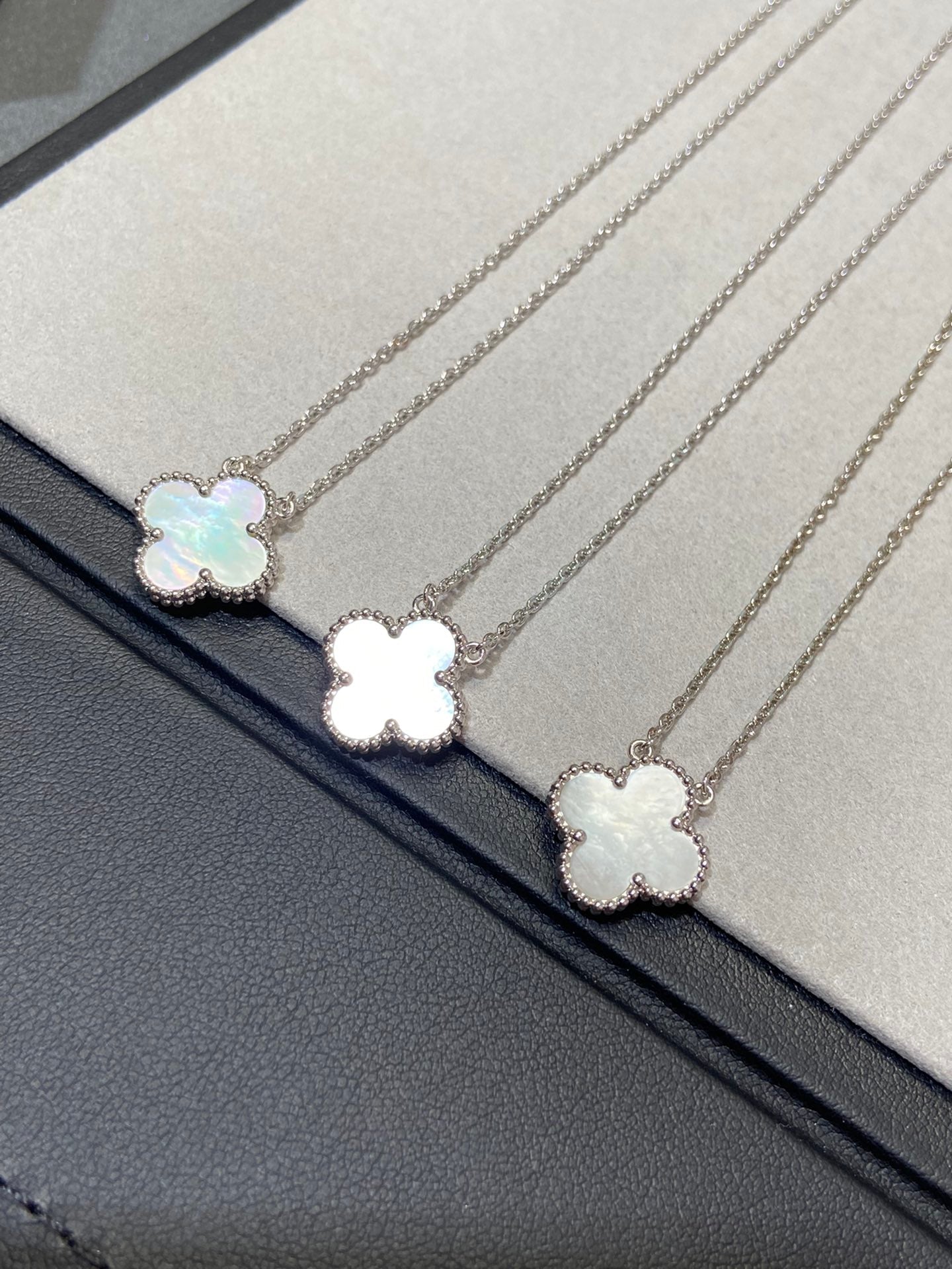 [Marins]CLOVER MEDIUM SILVER WHITE MOP NECKLACE