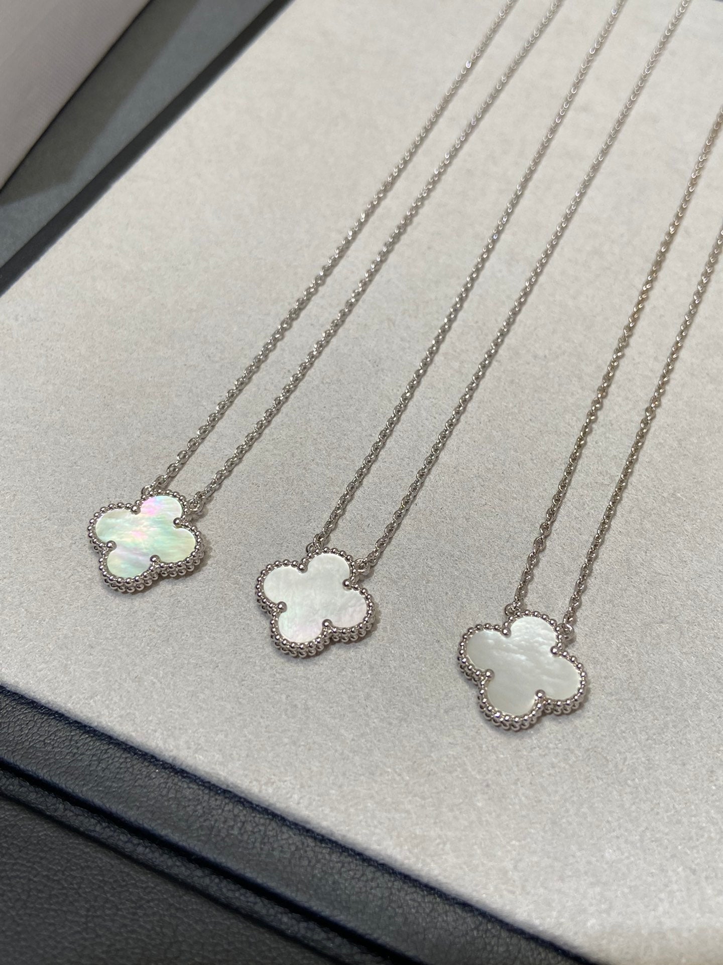 [Marins]CLOVER MEDIUM SILVER WHITE MOP NECKLACE
