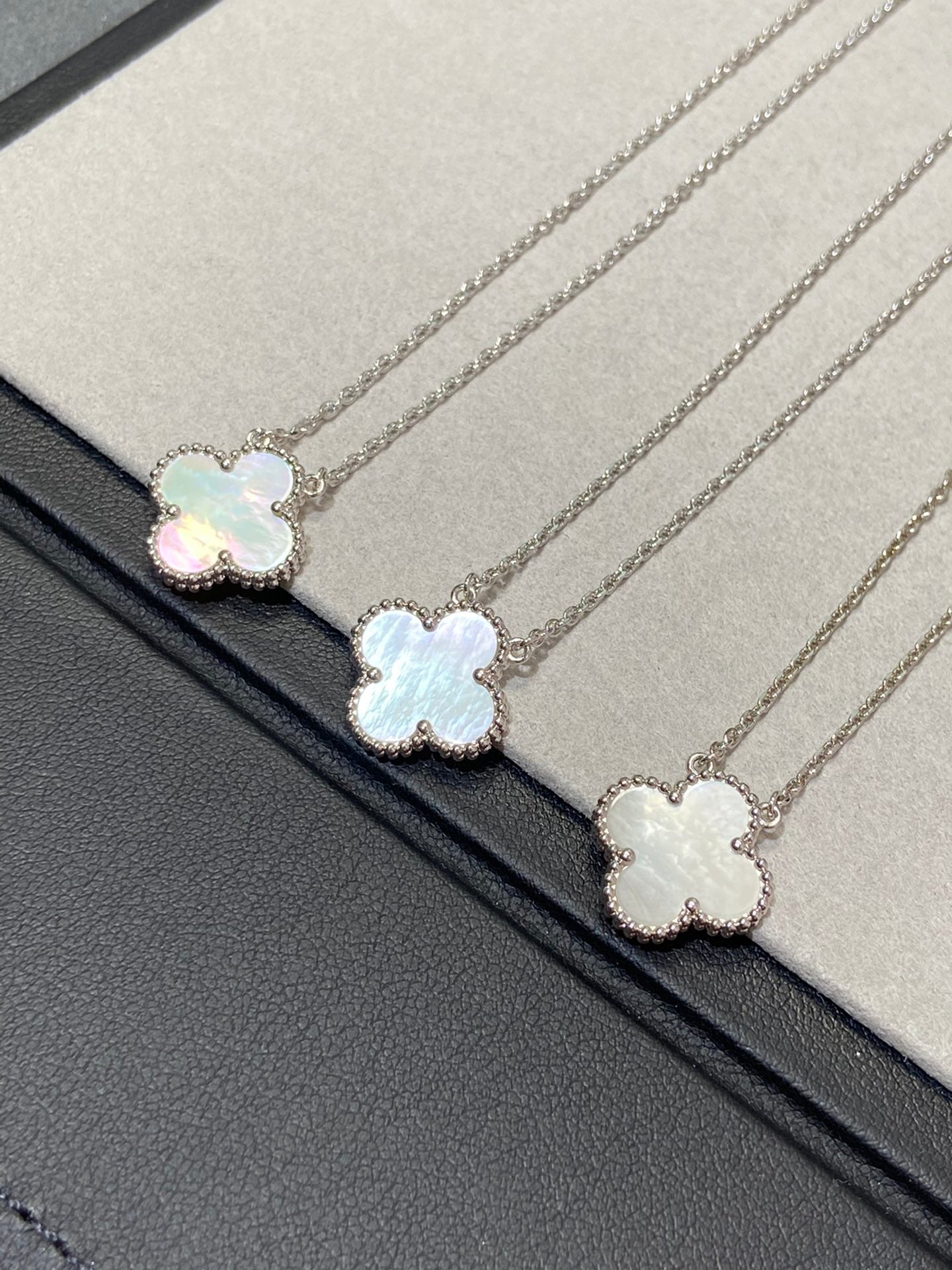 [Marins]CLOVER MEDIUM SILVER WHITE MOP NECKLACE