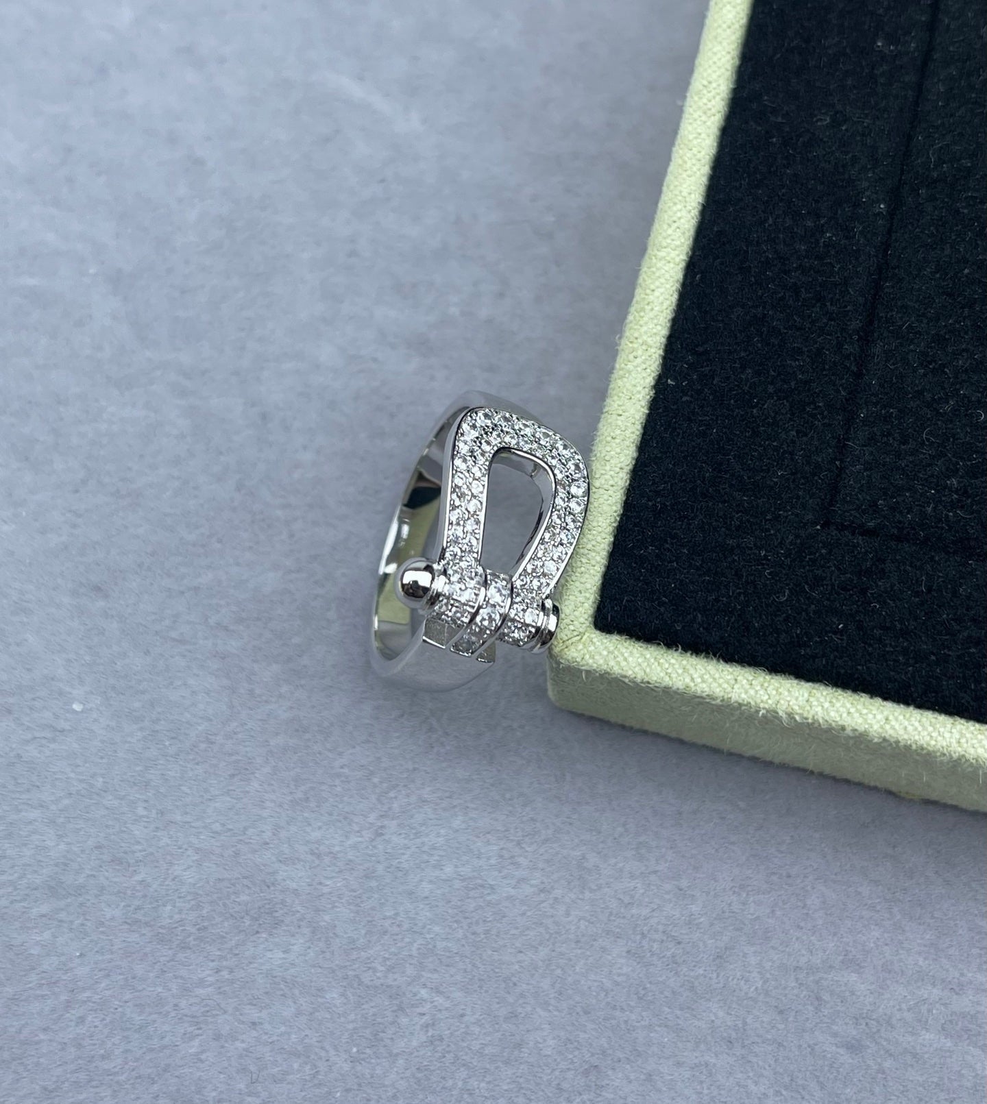 [Marins]Wide Hoof-Shaped Diamond-Studded Ring