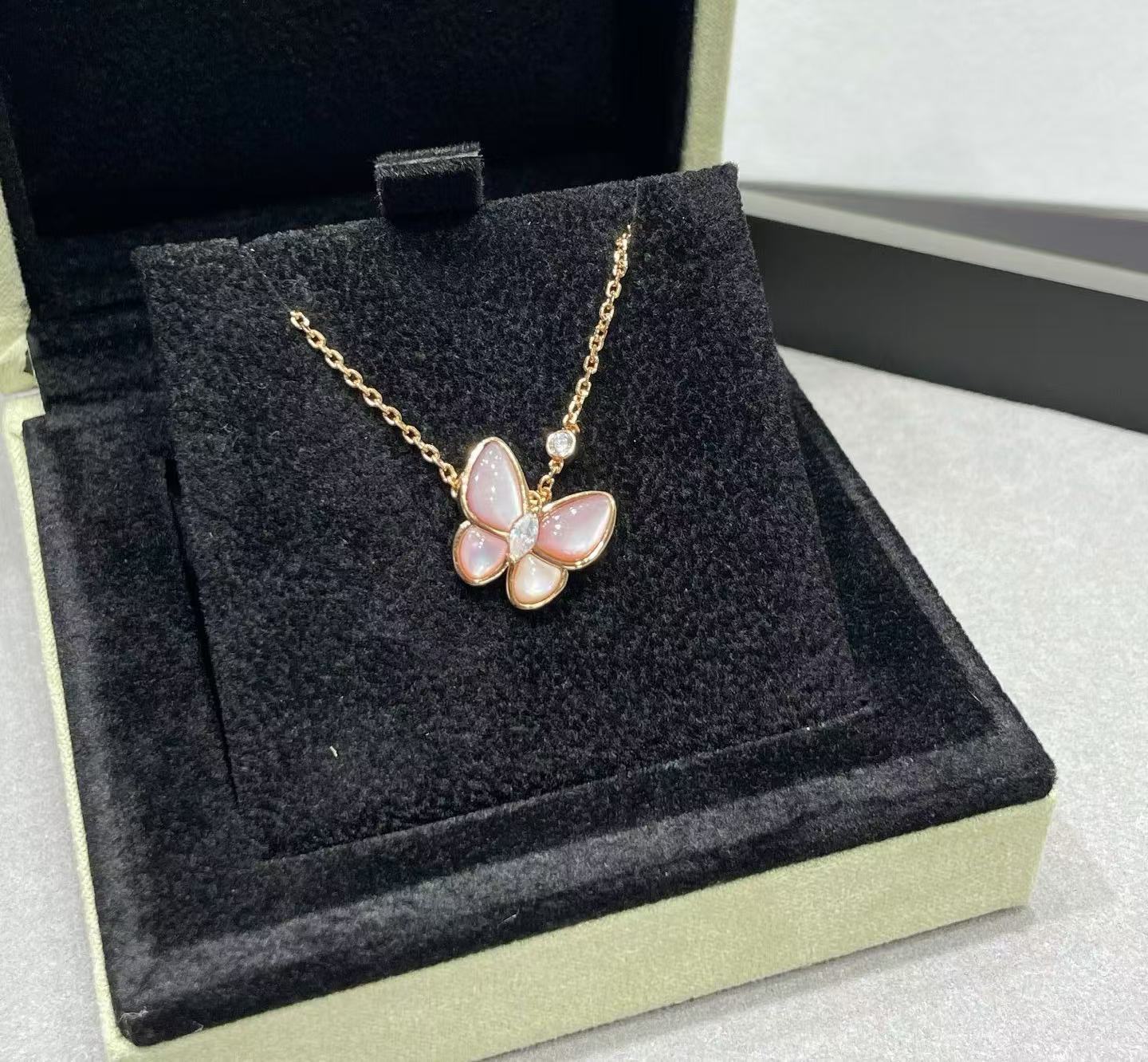 [Marins]BUTTERFLY PINK MOTHER-OF-PEARL DIAMOND NECKLACE