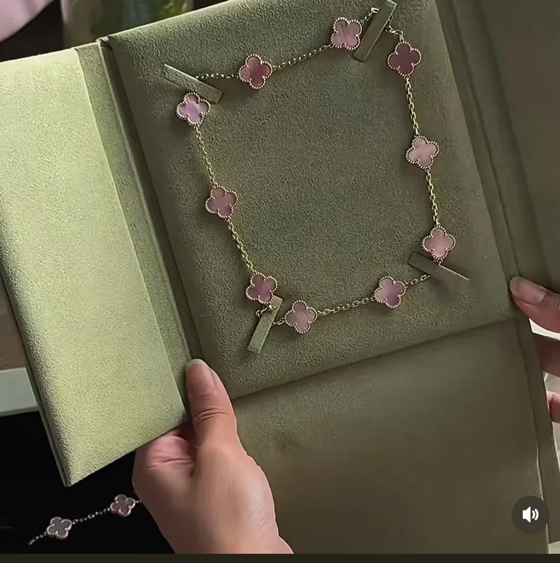 [Marins Jewellery] Pink Necklace with Ten Clover Designs