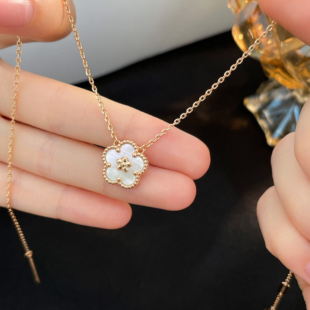 [Marins]LUCKY  WHITE MOP  PLUM BLOSSOM NECKLACE