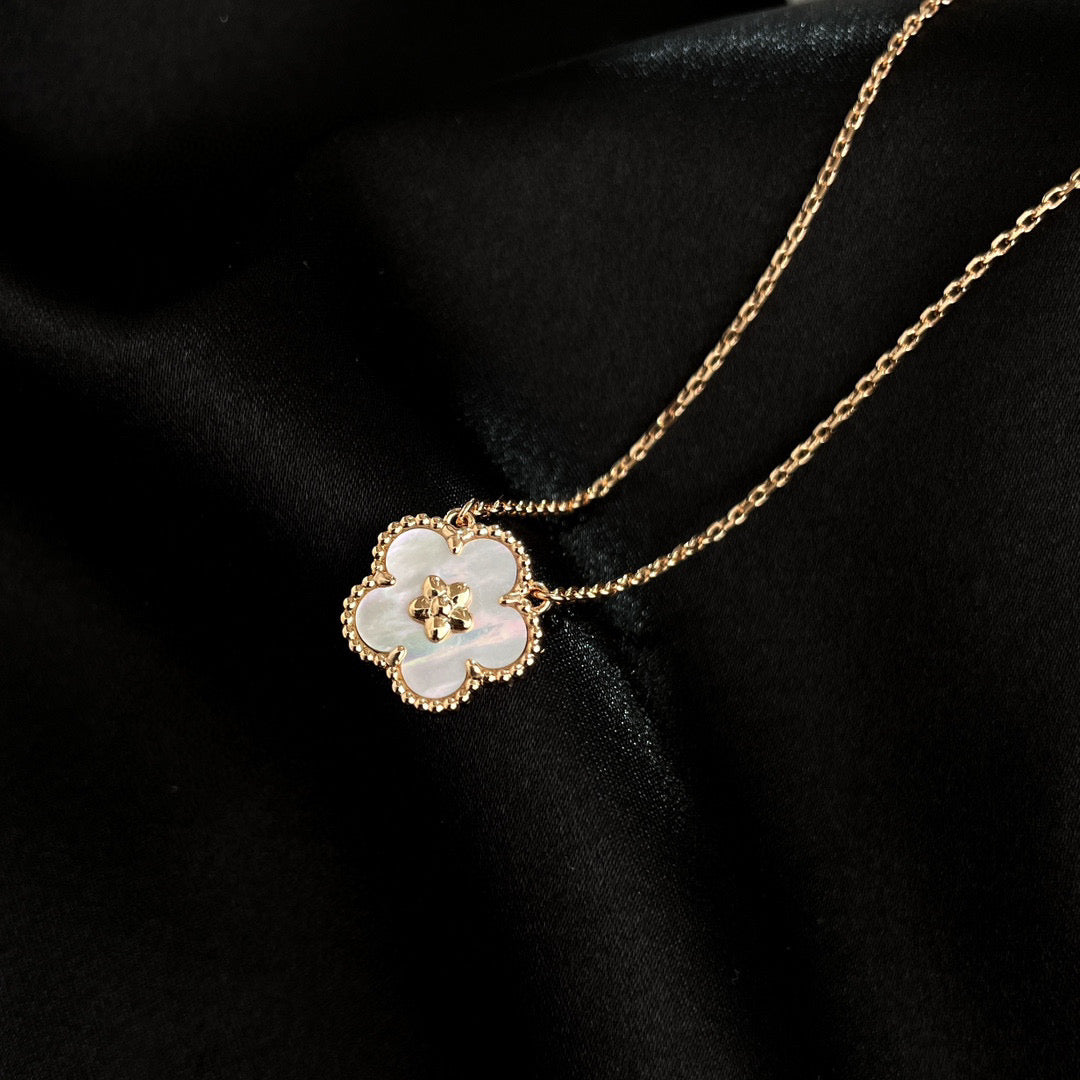 [Marins]LUCKY  WHITE MOP  PLUM BLOSSOM NECKLACE