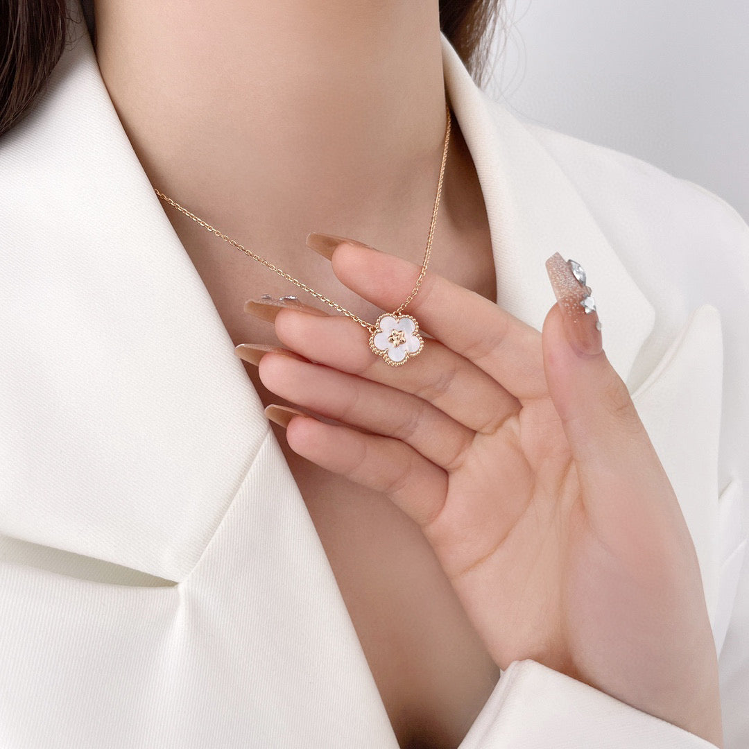 [Marins]LUCKY  WHITE MOP  PLUM BLOSSOM NECKLACE