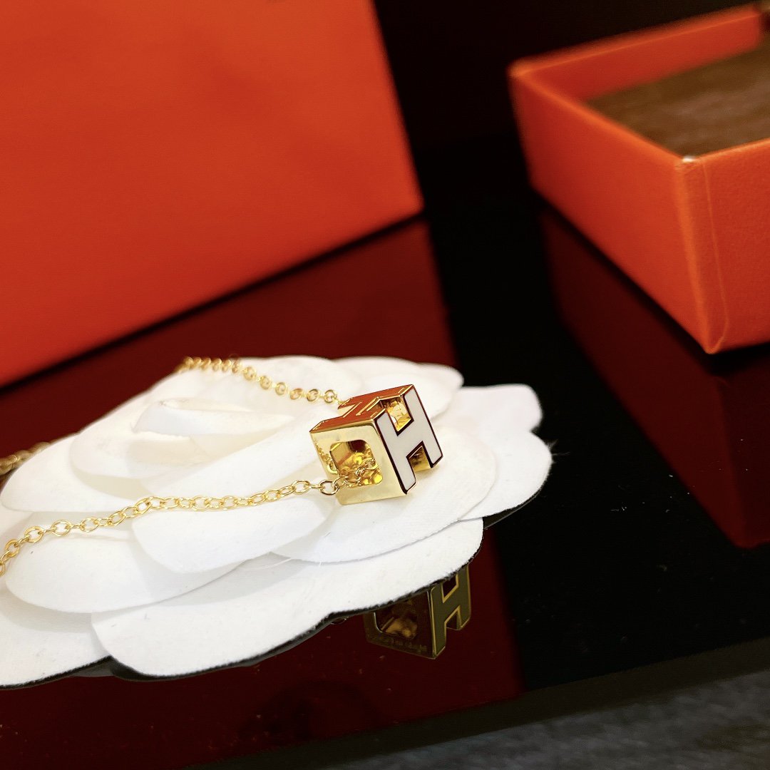 [Marins]H WHITE SQUARE GOLD NECKLACE