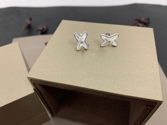 [マリンズ]ホワイトモップ シルバー ダイヤモンドピアス