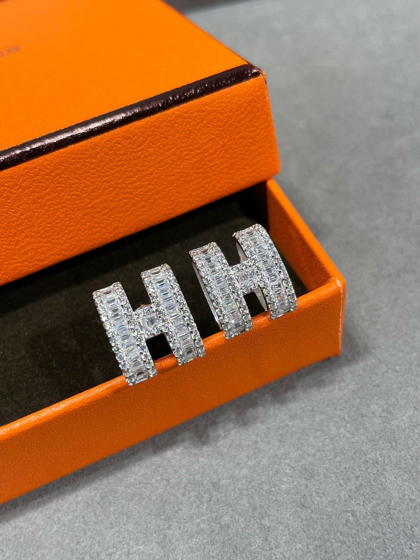[Marins]H STUD EARRINGS WITH SILVER DIAMONDS