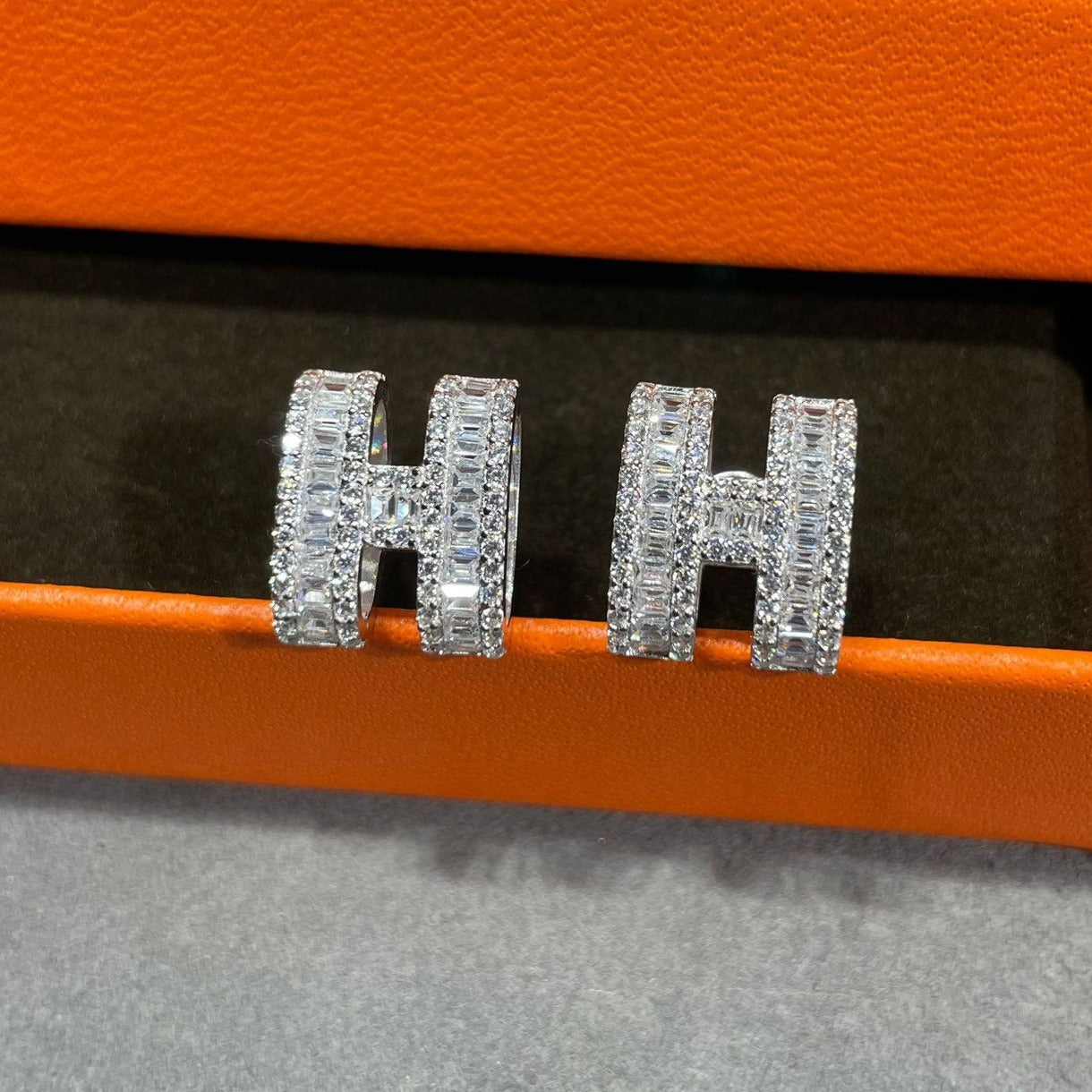 [Marins]H STUD EARRINGS WITH SILVER DIAMONDS