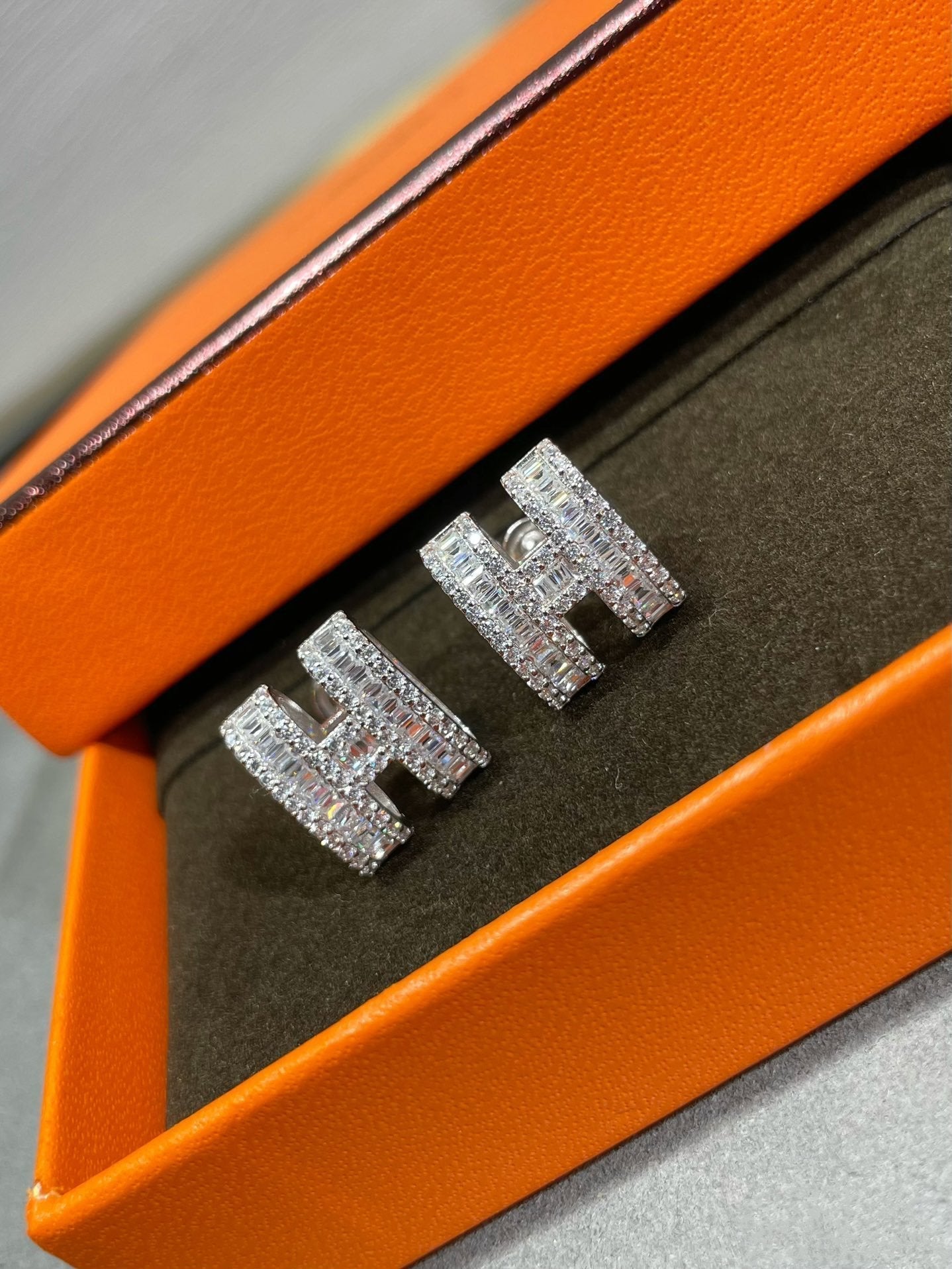 [Marins]H STUD EARRINGS WITH SILVER DIAMONDS