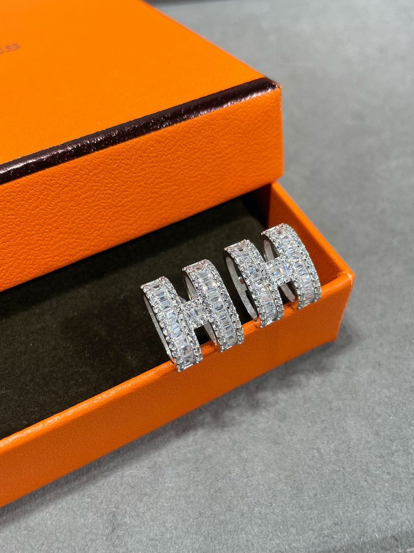 [Marins]H STUD EARRINGS WITH SILVER DIAMONDS