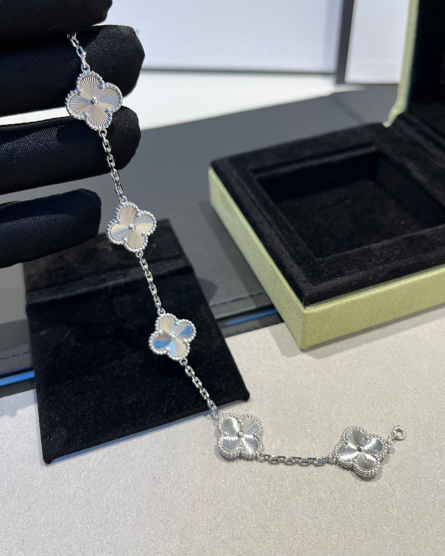 [Marins] CLOVER 5 MOTIF LASER BRACELET COLLECTION