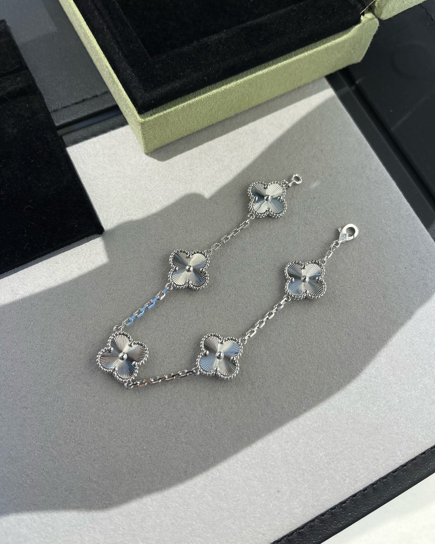 [Marins] CLOVER 5 MOTIF LASER BRACELET COLLECTION